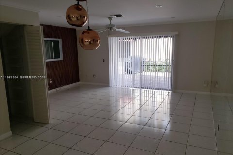 Townhouse in Hypoluxo, Florida 2 bedrooms, 104.79 sq.m. № 2033304 - photo 8