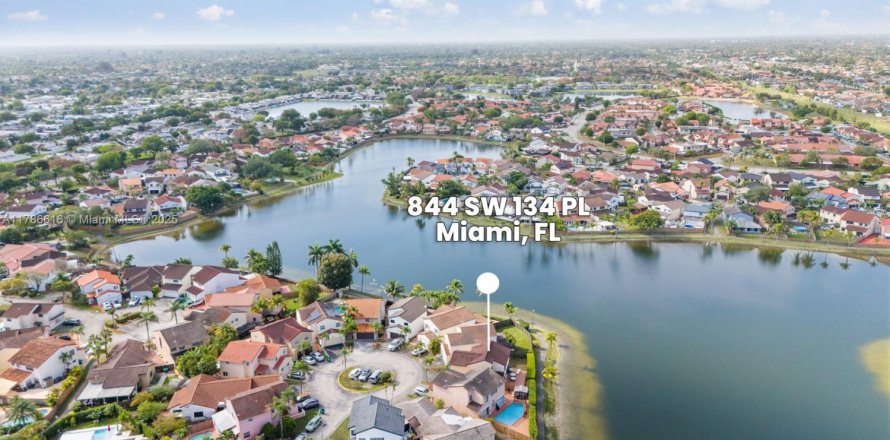 Casa en Miami, Florida 4 dormitorios, 189.24 m2 № 1701745