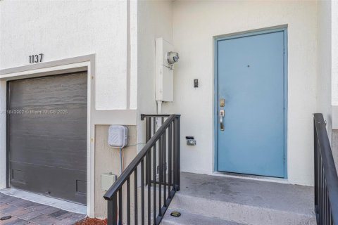 Townhouse in Florida City, Florida 3 bedrooms, 136.19 sq.m. № 1842356 - photo 2