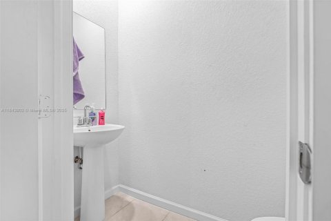 Townhouse in Florida City, Florida 3 bedrooms, 136.19 sq.m. № 1842356 - photo 10
