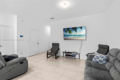Townhouse in Florida City, Florida 3 bedrooms, 136.19 sq.m. № 1842356 - photo 6