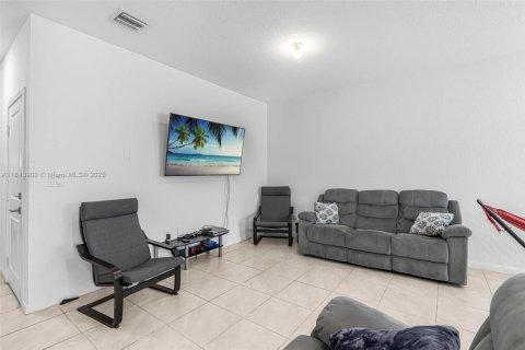 Townhouse in Florida City, Florida 3 bedrooms, 136.19 sq.m. № 1842356 - photo 5