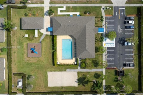 Townhouse in Florida City, Florida 3 bedrooms, 136.19 sq.m. № 1842356 - photo 26