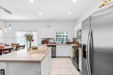 Townhouse in Florida City, Florida 3 bedrooms, 136.19 sq.m. № 1842356 - photo 8