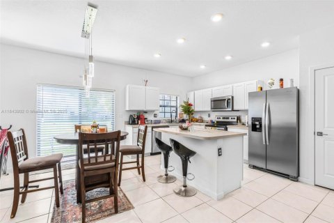 Townhouse in Florida City, Florida 3 bedrooms, 136.19 sq.m. № 1842356 - photo 7