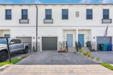 Townhouse in Florida City, Florida 3 bedrooms, 136.19 sq.m. № 1842356 - photo 1