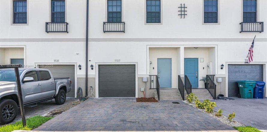 Townhouse in Florida City, Florida 3 bedrooms, 136.19 sq.m. № 1842356