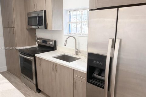Casa en alquiler en Miami, Florida, 2 dormitorios № 2055472 - foto 12