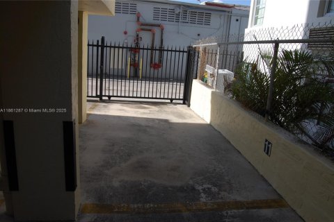 Copropriété à louer à Miami Beach, Floride: 1 chambre, 69.68 m2 № 1889382 - photo 17
