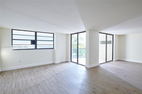 Снять в аренду кондоминиум в Майами-Бич, Флорида 2 спальни, 160.07м2, № 2005631 - фото 3