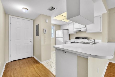 Condo in Port Charlotte, Florida, 2 bedrooms  № 2400251 - photo 4