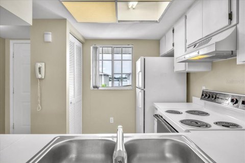Condo in Port Charlotte, Florida, 2 bedrooms  № 2400251 - photo 13
