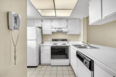Condo in Port Charlotte, Florida, 2 bedrooms  № 2400251 - photo 14