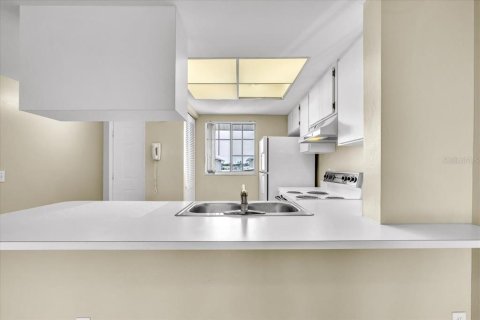 Condo in Port Charlotte, Florida, 2 bedrooms  № 2400251 - photo 12