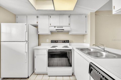 Condo in Port Charlotte, Florida, 2 bedrooms  № 2400251 - photo 17