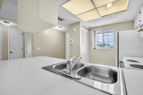 Condo in Port Charlotte, Florida, 2 bedrooms  № 2400251 - photo 16