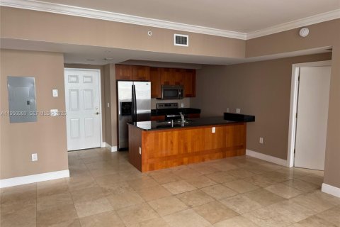 Condominio en alquiler en Coral Gables, Florida, 2 dormitorios, 90.12 m2 № 2011814 - foto 4