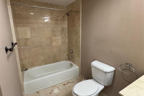 Condominio en alquiler en Coral Gables, Florida, 2 dormitorios, 90.12 m2 № 2011814 - foto 11