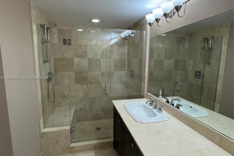Condominio en alquiler en Coral Gables, Florida, 2 dormitorios, 90.12 m2 № 2011814 - foto 9