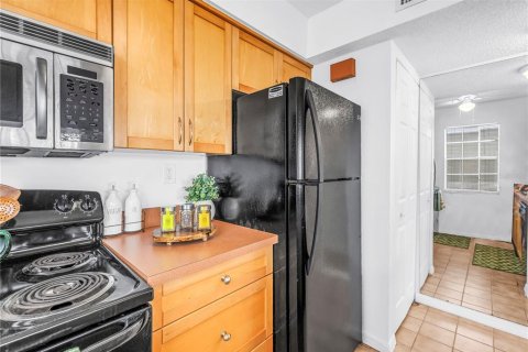 Condo in Saint Petersburg, Florida, 1 bedroom  № 2239537 - photo 17