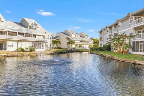Condo in Saint Petersburg, Florida, 1 bedroom  № 2239537 - photo 3