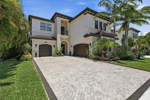 House in Delray Beach, Florida 5 bedrooms, 394.65 sq.m. № 2247949