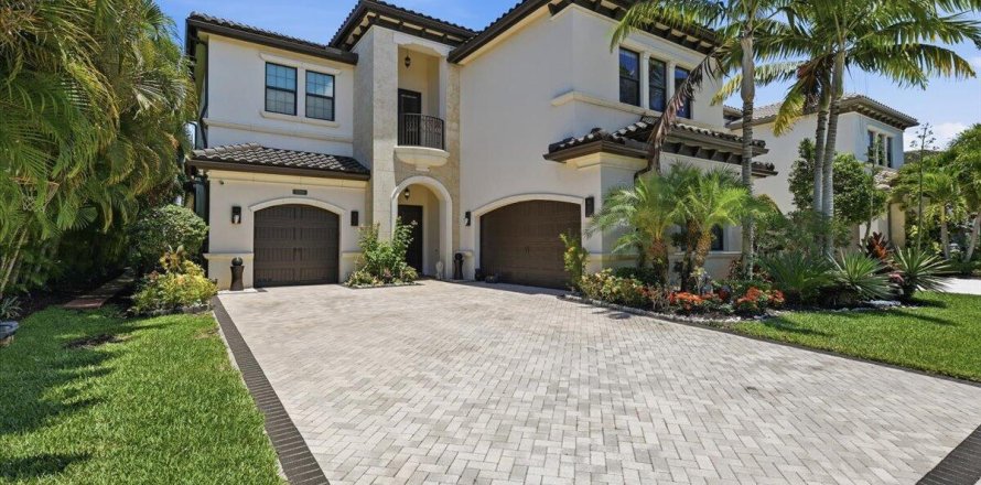 House in Delray Beach, Florida 5 bedrooms, 394.65 sq.m. № 2247949