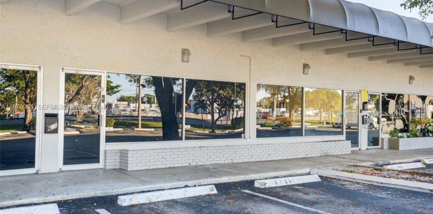 Коммерческая недвижимость в Холливуд, Флорида № 2054195