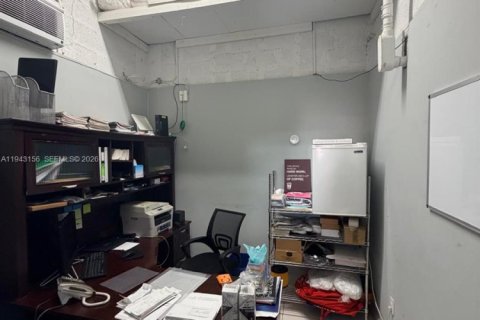 Propiedad comercial en venta en Miami, Florida № 2000727 - foto 11