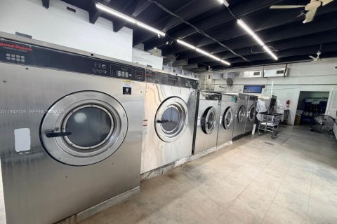 Propiedad comercial en venta en Miami, Florida № 2000727 - foto 3