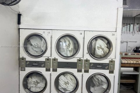 Propiedad comercial en venta en Miami, Florida № 2000727 - foto 8