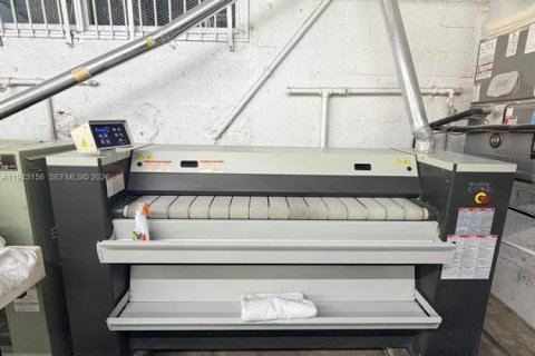 Propiedad comercial en venta en Miami, Florida № 2000727 - foto 9