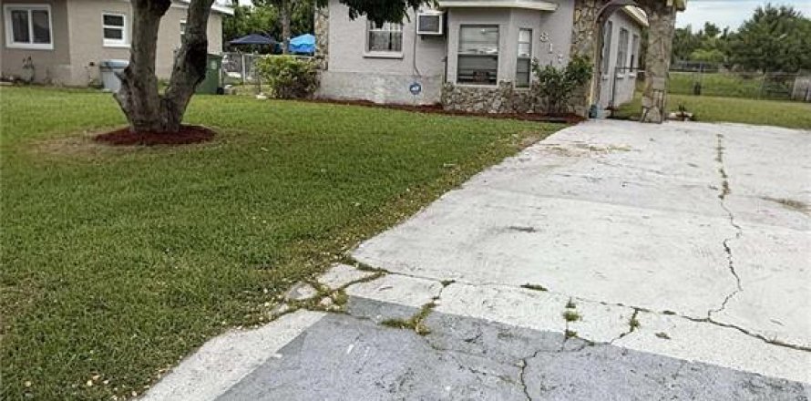 House in Bradenton, Florida 3 bedrooms, 78.78 sq.m. № 1902017