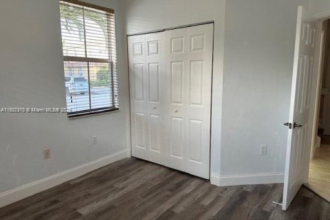 Casa en alquiler en Miami, Florida, 4 dormitorios, 212.75 m2 № 1798799 - foto 19