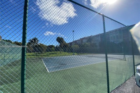 Condo in Hallandale Beach, Florida, 2 bedrooms  № 2042004 - photo 13