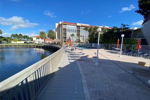 Condo in Hallandale Beach, Florida, 2 bedrooms  № 2042004 - photo 16