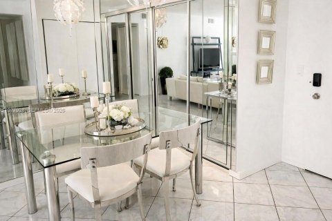 Condo in Hallandale Beach, Florida, 2 bedrooms  № 2042004 - photo 2