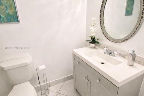 Condo in Hallandale Beach, Florida, 2 bedrooms  № 2042004 - photo 4