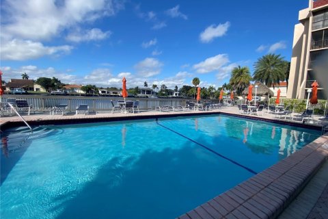 Condo in Hallandale Beach, Florida, 2 bedrooms  № 2042004 - photo 14