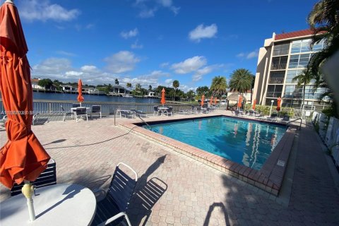 Condo in Hallandale Beach, Florida, 2 bedrooms  № 2042004 - photo 15