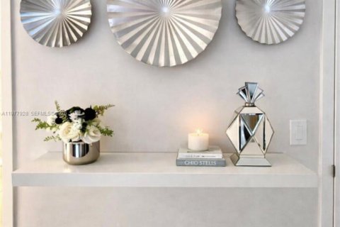 Condo in Hallandale Beach, Florida, 2 bedrooms  № 2042004 - photo 9