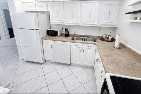 Condo in Hallandale Beach, Florida, 2 bedrooms  № 2042004 - photo 5