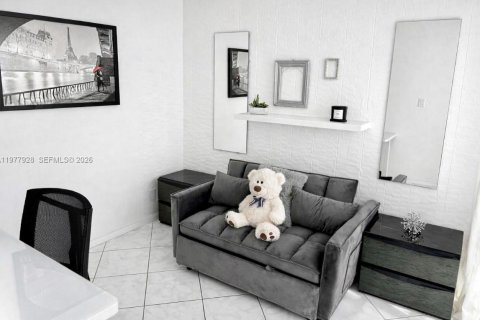 Condo in Hallandale Beach, Florida, 2 bedrooms  № 2042004 - photo 8