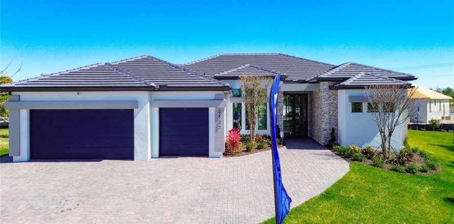 House in Cape Coral, Florida 4 bedrooms, 242.85 sq.m. № 2214784