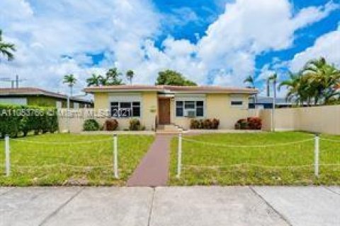 Casa en alquiler en Hollywood, Florida, 2 dormitorios, 92.9 m2 № 1178236 - foto 1
