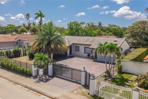 House in Hialeah, Florida 3 bedrooms, 144.65 sq.m. № 2248894