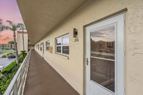 Снять в аренду кондоминиум в Сент-Питерсберг, Флорида 4 комнаты, 104.52м2, № 1771107 - фото 2