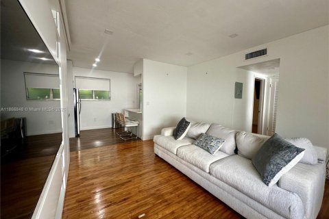 Apartment in Bay Harbor Islands, Florida 1 bedroom, 97.55 sq.m. № 1896532 - photo 3