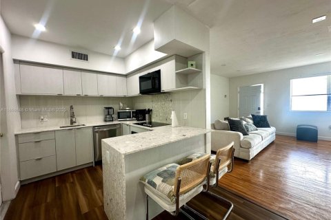 Apartment in Bay Harbor Islands, Florida 1 bedroom, 97.55 sq.m. № 1896532 - photo 1