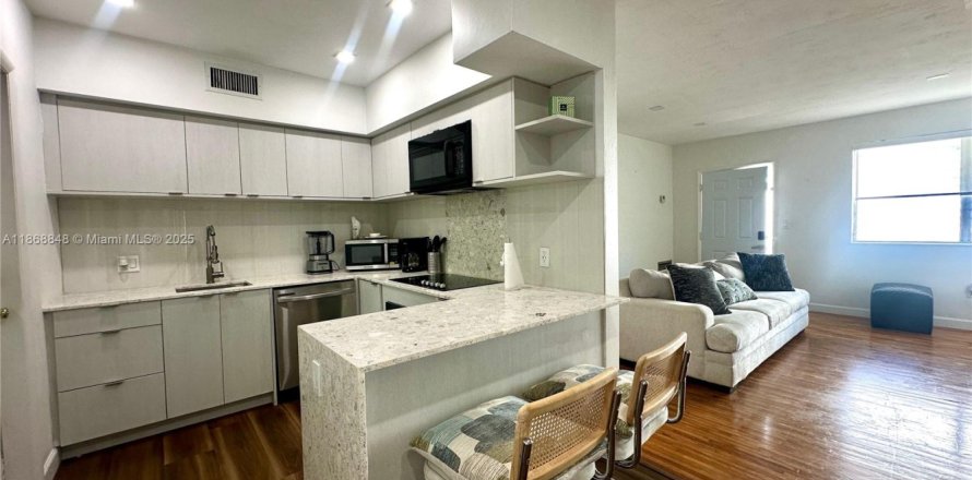 Apartment in Bay Harbor Islands, Florida 1 bedroom, 97.55 sq.m. № 1896532